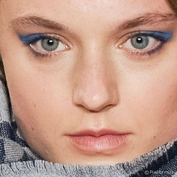 A maquiagem gráfica de Temperley London, na temporada primavera-verão 2014 da Semana de Moda de Londres foi criada a partir do delineador azul